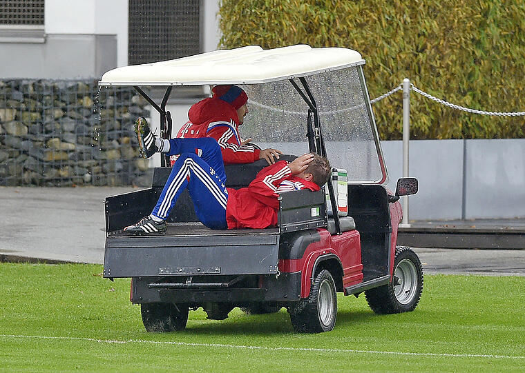 Der FCB-Schock in Bildern - hier wird der verletzte Philipp Lahm beim Training abtransportiert!