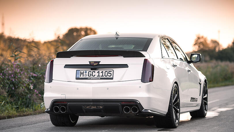 Vier dicke Auspuff-Endrohre, Spoiler auf dem Kofferraumdeckel und vertikal ausgerichtete Leuchten: das Heck des Cadillac CTS-V.