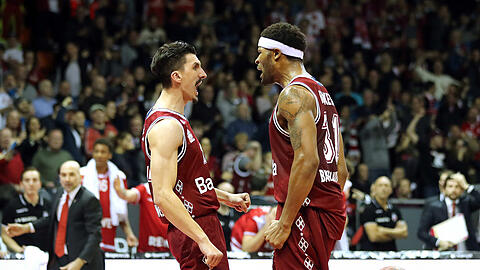 Die Bayern-Basketballer um Nihad Dedovic (l.) und Devin Booker stehen im EuroCup-Viertelfinale.