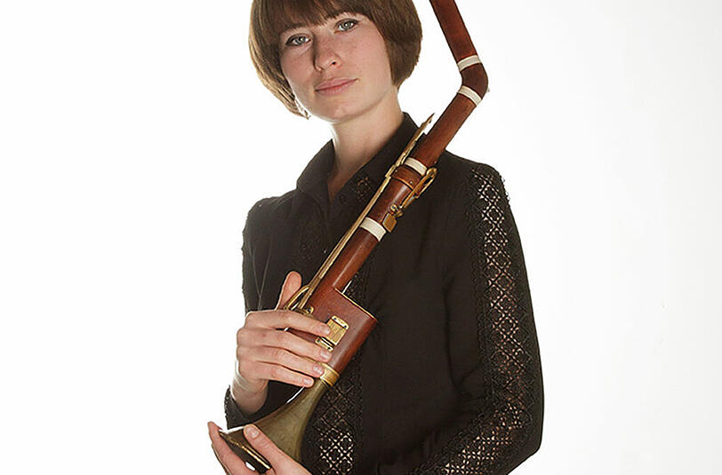 Lisa Shklyaver mit der Bassettklarinette, auf der sie Mozarts Klarinettenkonzert spielt.