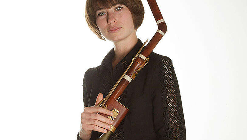 Lisa Shklyaver mit der Bassettklarinette, auf der sie Mozarts Klarinettenkonzert spielt. Lisa Shklyaver mit der Bassettklarinette, auf der sie Mozarts Klarinettenkonzert spielt.