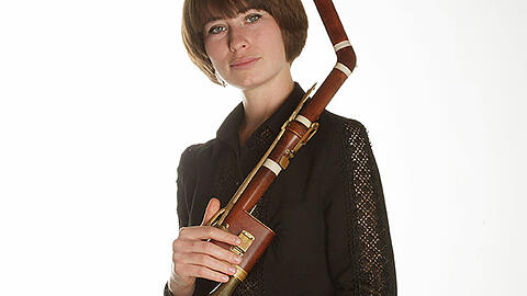 Lisa Shklyaver mit der Bassettklarinette, auf der sie Mozarts Klarinettenkonzert spielt.