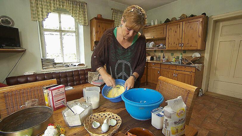Für den Nachmittag hat sich ein Teil von Gerhards großer Familie angekündigt. Nicole (52) erklärt sich bereit einen Kuchen zu backen und bereitet alles vor.