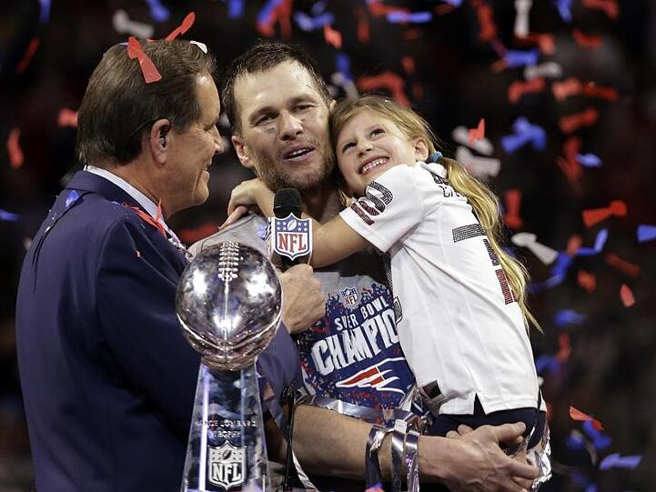 Nach dem gewonnenen Super Bowl feierte Patriots-Quaterback Tom Brady (M.) mit seiner Tochter Vivian.