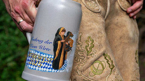 Der Krug der Wiesn-Wirte ist ein begehrtes Sammlerstück unter Wiesn-Fans. Im Hofbräukeller wurde die Version für 2025 vorgestellt. Der Krug der Wiesn-Wirte ist ein begehrtes Sammlerstück unter Wiesn-Fans. Im Hofbräukeller wurde die Version für 2025 vorgestellt.