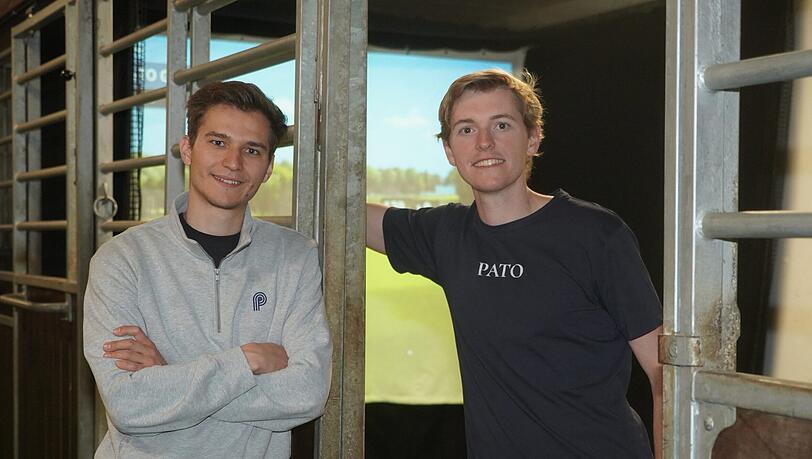 Pascal Iwkin und Tobias Schmidt haben vor wenigen Monaten die erste Pickleballhalle in München in der alten Reithalle am Englischen Garten eröffnet. Jetzt haben sie auch eine sportliche Verwendung für die Stallboxen gefunden.