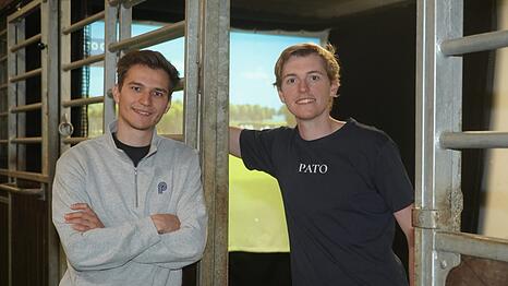 Pascal Iwkin und Tobias Schmidt haben vor wenigen Monaten die erste Pickleballhalle in München in der alten Reithalle am Englischen Garten eröffnet. Jetzt haben sie auch eine sportliche Verwendung für die Stallboxen gefunden.