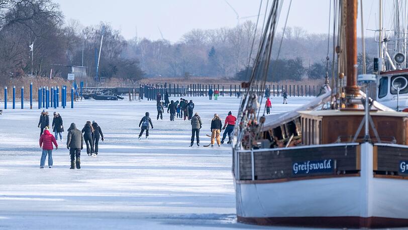 Gute Nachrichten f&uuml;r alle, die gerne Schlittschuhfahren gehen: Im Nordosten bleibt es bitterkalt - und viele Seen und gar Fl&uuml;sse damit gefroren.