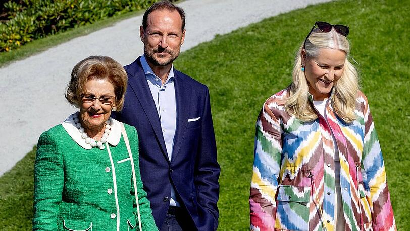 Königin Sonja hat einem norwegischen Medienbericht zufolge ihre Schwiegertochter Mette-Marit im Krankenhaus besucht. Königin Sonja hat einem norwegischen Medienbericht zufolge ihre Schwiegertochter Mette-Marit im Krankenhaus besucht.