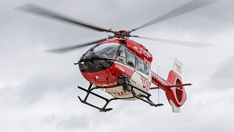 Rettungskr&auml;fte bargen den Mann und flogen ihn per Hubschrauber in ein Krankenhaus. (Symbolbild)