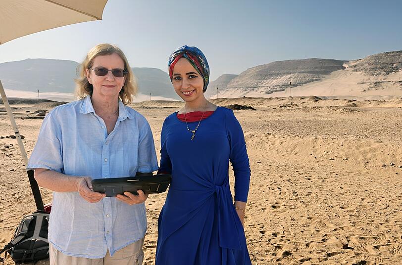 Nahe des Abydos-Tempels südlich von Kairo: Die ägyptische Neurowissenschaftlerin Radwa Khalil (rechts) besucht das Grab der Königin Meret-Neith, das die deutsche Ägyptologin Christiana Köhler mit ausgegraben hat Nahe des Abydos-Tempels südlich von Kairo: Die ägyptische Neurowissenschaftlerin Radwa Khalil (rechts) besucht das Grab der Königin Meret-Neith, das die deutsche Ägyptologin Christiana Köhler mit ausgegraben hat