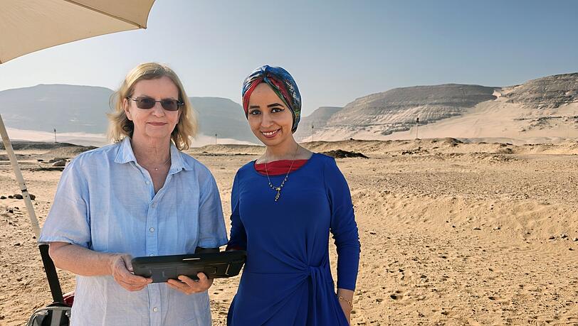 Nahe des Abydos-Tempels südlich von Kairo: Die ägyptische Neurowissenschaftlerin Radwa Khalil (rechts) besucht das Grab der Königin Meret-Neith, das die deutsche Ägyptologin Christiana Köhler mit ausgegraben hat Nahe des Abydos-Tempels südlich von Kairo: Die ägyptische Neurowissenschaftlerin Radwa Khalil (rechts) besucht das Grab der Königin Meret-Neith, das die deutsche Ägyptologin Christiana Köhler mit ausgegraben hat