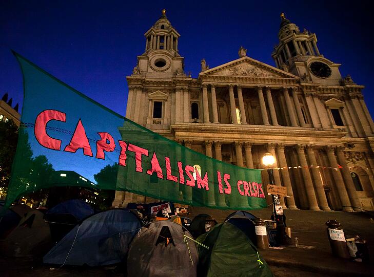 Touristen und Gläubige sollen bei ihrem Besuch der St. Paul's Cathedral nicht von campierenden Demonstranten behindert werden, fordert die Leitung der Londoner Kathedrale.