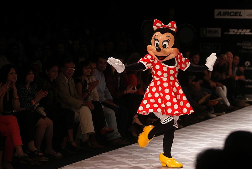 Fashion Week in der indischen Hafenmetropole Mumbai: Manche Kreationen sehen aus, als kämen sie von einem anderen Planeten. Der Stil bewegt sich in gewagter Weise zwischen Lady Gaga, Star Wars und Minnie Maus.