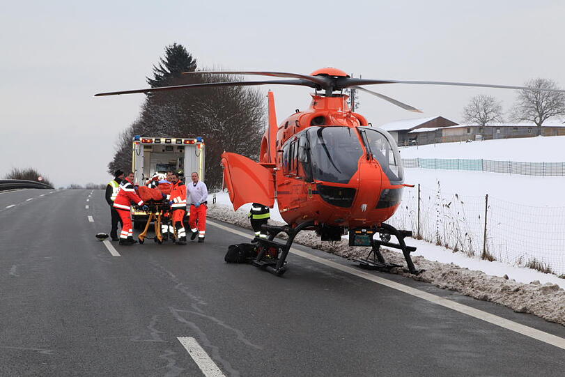Schwerer Lkw-Unfall auf der A8 bei Frasdorf: Ein Lastwagen war in ein liegengebliebenes Fahrzeug gerast. Die Bilder.
