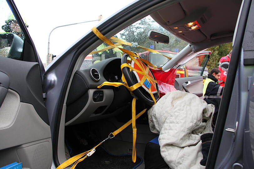 Unfall auf einer Kreuzung in Waldkraiburg. Eine Person wurde im Fahrzeug eingeschlossen und musste von der Feuerwehr befreit werden. Die Bilder vom Unfallort.