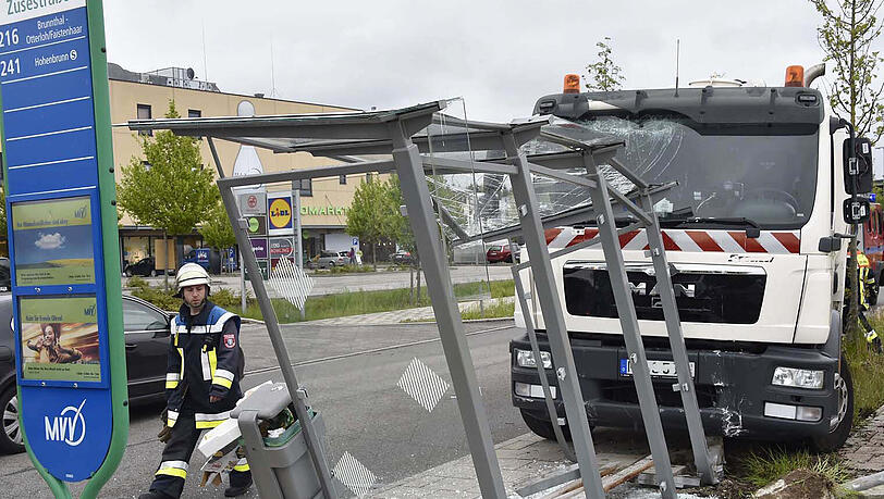 Scherben bringen Glück: Wenn der Spruch stimmt, dann wurde am Montag ein Lkw-Fahrer aus Rosenheim mit selbigem überschüttet. Scherben bringen Glück: Wenn der Spruch stimmt, dann wurde am Montag ein Lkw-Fahrer aus Rosenheim mit selbigem überschüttet.