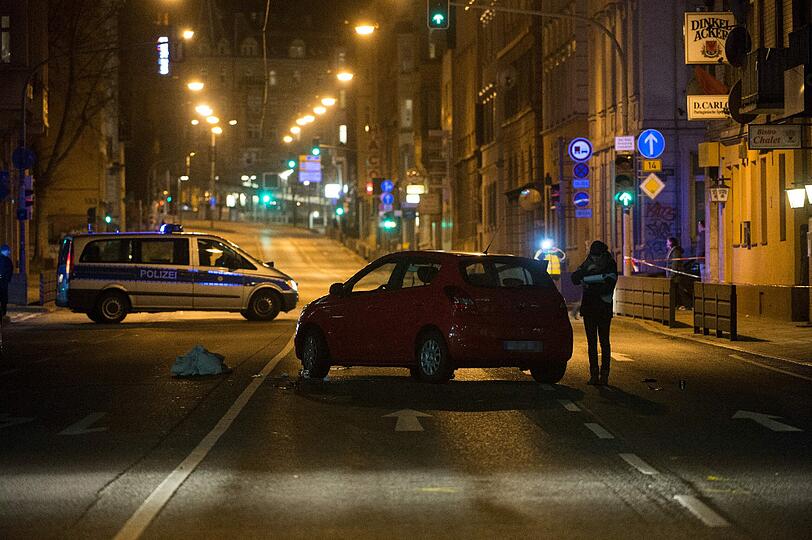 Zwei mutmaßliche Kriminelle wollten sich einer Festnahme entziehen und hatten bei der Flucht einen Polizisten schwer verletzt. Die Polizei eröffnete daraufhin das Feuer.