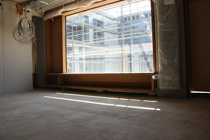 Die Fensterrahmen sind aus Eichenholz - für die Taschen und Rucksäcke der künftigen Schüler gibt es eine Ablage unter dem Fenster.
