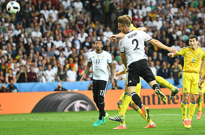 Da klingelt's: Mustafi köpft zum 1:0 für Deutschland ein.