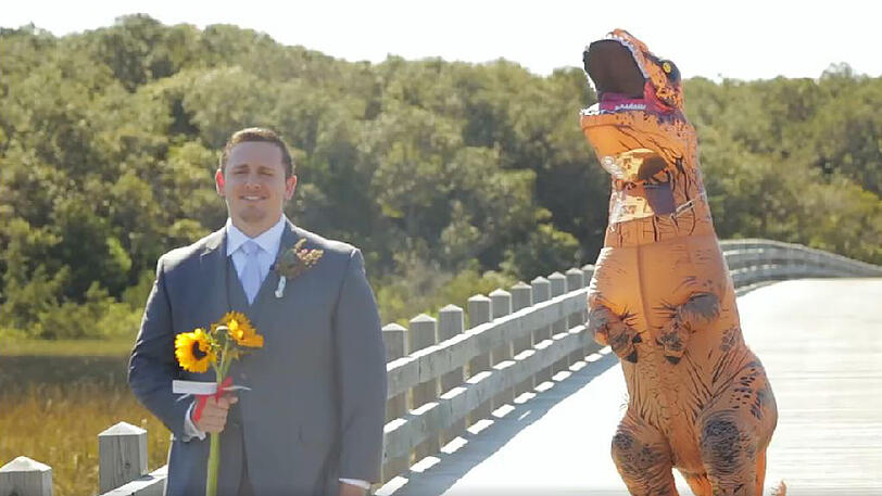 Diese Braut verkleidet sich als T-Rex, um ihren Mann zu überraschen.