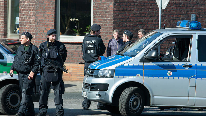 Banküberfall mit Geiselnahme in Duisburg: Die Bilder vom Polizeieinsatz.