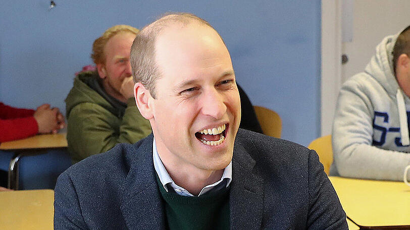 Prinz William kommt mit seiner humorvollen Art an.