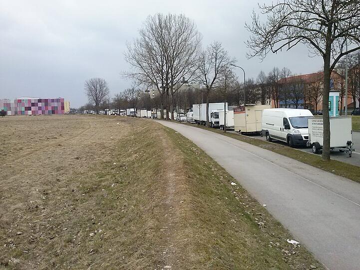 Eine Menge abgestellter Fahrzeuge verschandelt erheblich unsere Wohngegend und belastet das Naturschutzgebiet Nordhaide.