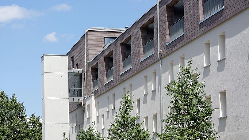 Ökologisch und schick: Aufstockung in Holzbauweise in der Attenkoferstraße. Die Gewofag hat hier 50 extra Wohnungen geschaffen.