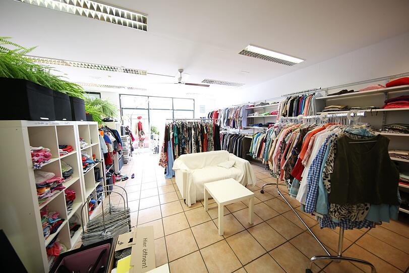 ... und eine kleine Boutique für Modisches.