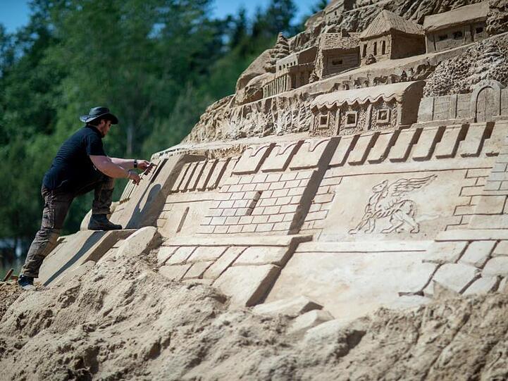20 Sandkünstler haben das Wunderwerk geschaffen.