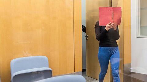 Das Düsseldorfer Oberlandesgericht sprach die 27-Jährige wegen Kriegsverbrechen und Besitz von Kriegswaffen schuldig.
