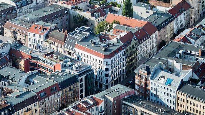 Häuser in Berlin-Mitte. Häuser und Wohnungen in Deutschland haben sich in der Corona-Krise noch deutlicher verteuert als zunächst angenommen - sowohl in Städten als auch auf dem Land.