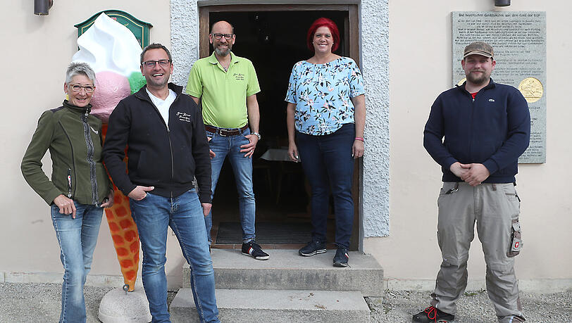 Das Team der Isarklause steckt Anfang der Woche noch mitten in den Vorbereitungen. Servicekraft Biwi (v.l.), Sebastian Dudek, Hans-Jürgen und Michaela Franke, Daniel Kuttner. Das Team der Isarklause steckt Anfang der Woche noch mitten in den Vorbereitungen. Servicekraft Biwi (v.l.), Sebastian Dudek, Hans-Jürgen und Michaela Franke, Daniel Kuttner.