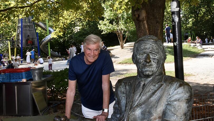 Jochen Busse an der Bronze von Helmut Fischer im Café Münchner Freiheit.
