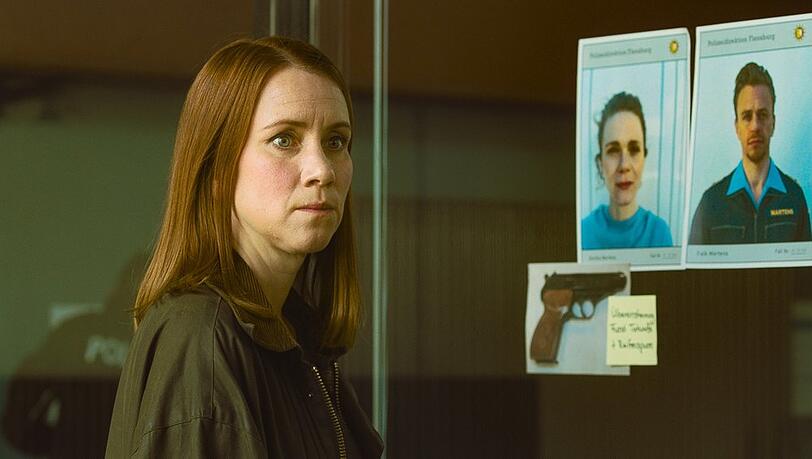 "Mordsschwestern - Verbrechen ist Familiensache: Die Made": Viktoria Lorentzen (Lena Dörrie) präsentieren sich viele Verdächtige, aber es gibt nur eine Tatwaffe.