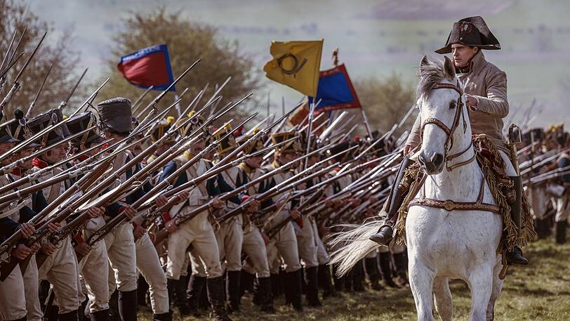 Der große,strategische Motivator: JoaquinPhoenix als Napoleon vor der Schlacht.