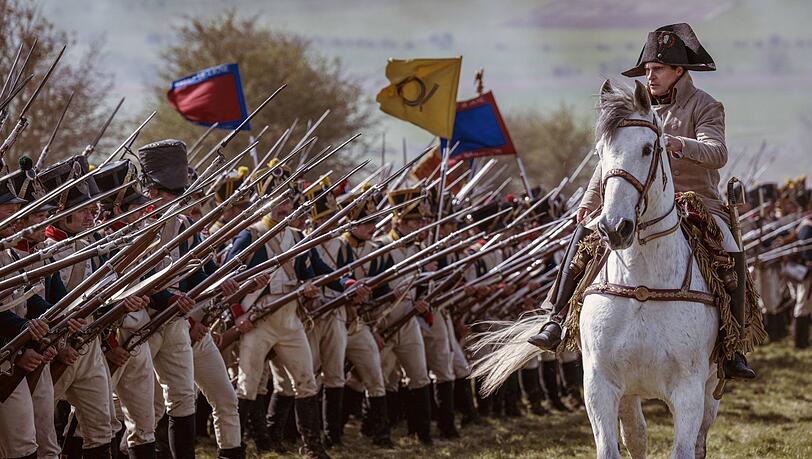 Der große,strategische Motivator: JoaquinPhoenix als Napoleon vor der Schlacht. Der große,strategische Motivator: JoaquinPhoenix als Napoleon vor der Schlacht.