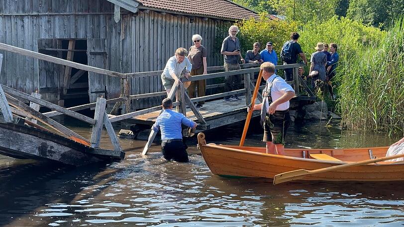Eine Holzbrücke ist während einer Fronleichnamsprozession am Ufer des Staffelsees eingestürzt. Wasserwacht, Feuerwehr und privat anwesende Notärzte können sofort helfen.