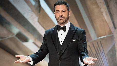 Jimmy Kimmel hat die Bemerkung &uuml;ber Melania Trump als "strahlende Witwe" als "harmlosen Scherz" bezeichnet.