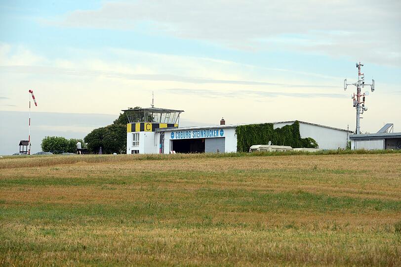 Blick am Sonntag auf den Flugplatz Steinrücken Coburg (Oberfranken). Vier Menschen sind hier am Sonntag beim Absturz eines Kleinflugzeugs ums Leben gekommen.