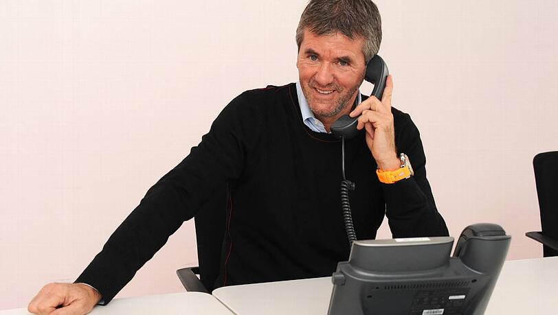 Locker am Hörer: Löwen-Trainer Friedhelm Funkel beantwortete am AZ-Telefon Fragen der Leser. Locker am Hörer: Löwen-Trainer Friedhelm Funkel beantwortete am AZ-Telefon Fragen der Leser.