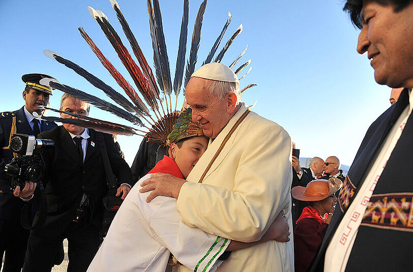 Papst Franziskus landete am späten Mittwochabend auf dem Flughafen im 4000 Meter hoch gelegenen El Alto, wo er begeistert empfangen wurde.