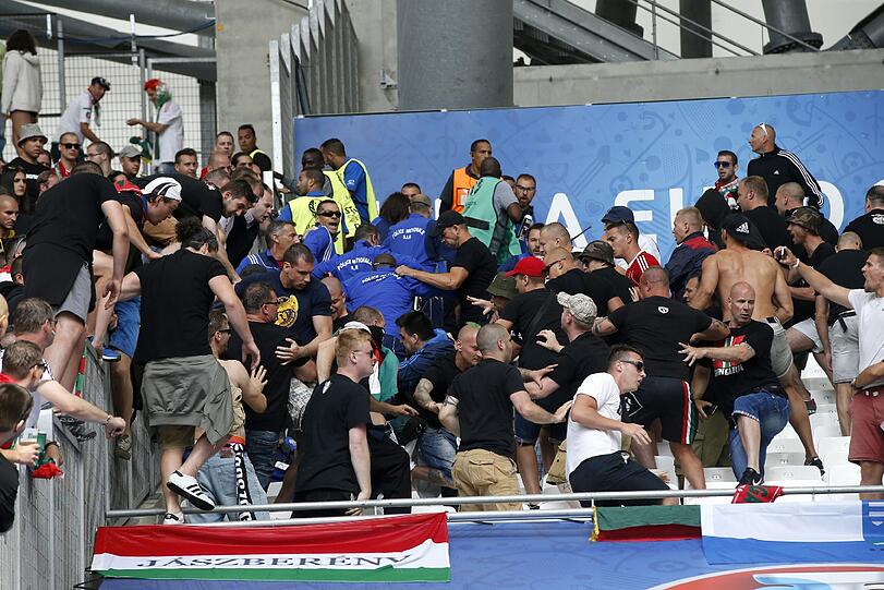 Auch vor dem Spiel zwischen Ungarn und Island kommt es zu Krawallen auf der Tribüne.