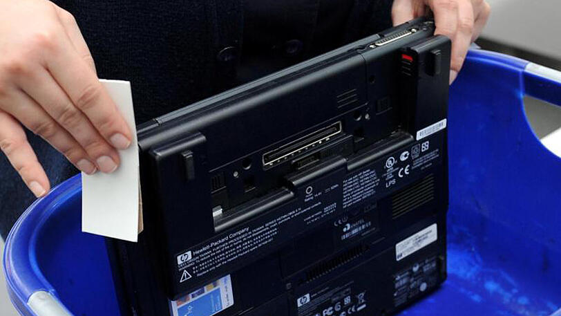 Darf in manchen Fällen nicht mehr ins Handgepäck: Die US-Regierung hat die Mitnahme von größeren Elektronikgeräten im Handgepäck auf Flügen aus einigen Ländern in die USA verboten.