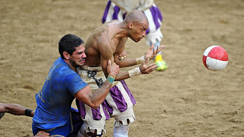Der Spielball wird hier ganz schnell zur Nebensache - Schläge und Tritte sind hier ausdrücklich erlaubt. Die Biler vom Calcio Storico in Florenz.