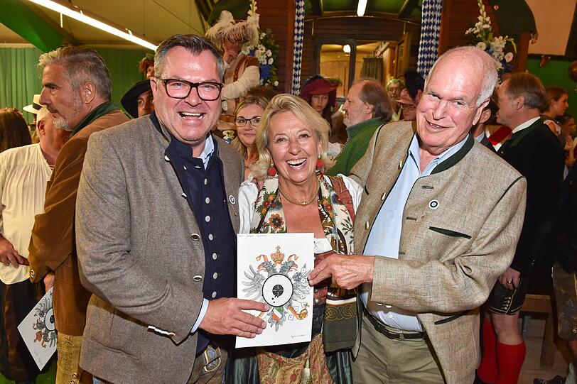 Der ehemalige Münchner Bürgermeister Josef Schmid (links) und Dallmayr-Leiter Wolfgang Wille mit Frau Marianne.