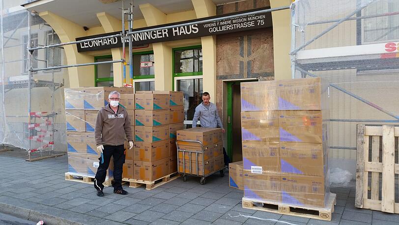Die Hausmeister bringen Hygieneartikel ins Haus. Die Hausmeister bringen Hygieneartikel ins Haus.