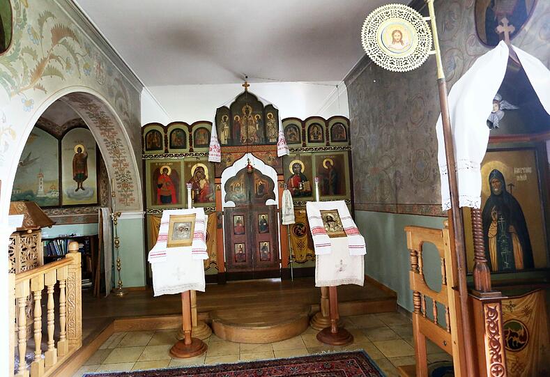 Heiligenbilder zieren den Vorraum der Klosterkirche.