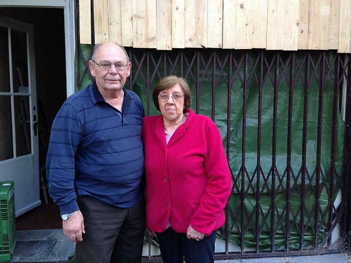 Müde und traurig stehen Yves und Brigitte Laporte vor ihrem zerstörten Geschäft.